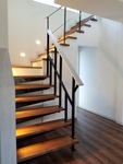 リビング階段は、自社オリジナルの鉄骨階段＋ひな壇階段を採用しました。