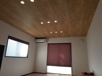 【After】明るく、天井は木目調のクロスで統一感を出して、カッコよく仕上がりました。照明はダウンライトを採用し、空間がすっきりします。