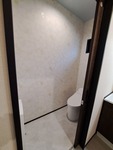 ２階トイレ、クロスはスヌーピー!!可愛いです。トイレの脇には洗面スペースを設けました。
